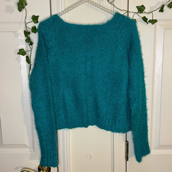 Fuzzy cropped sweater - Picture 2 of 3